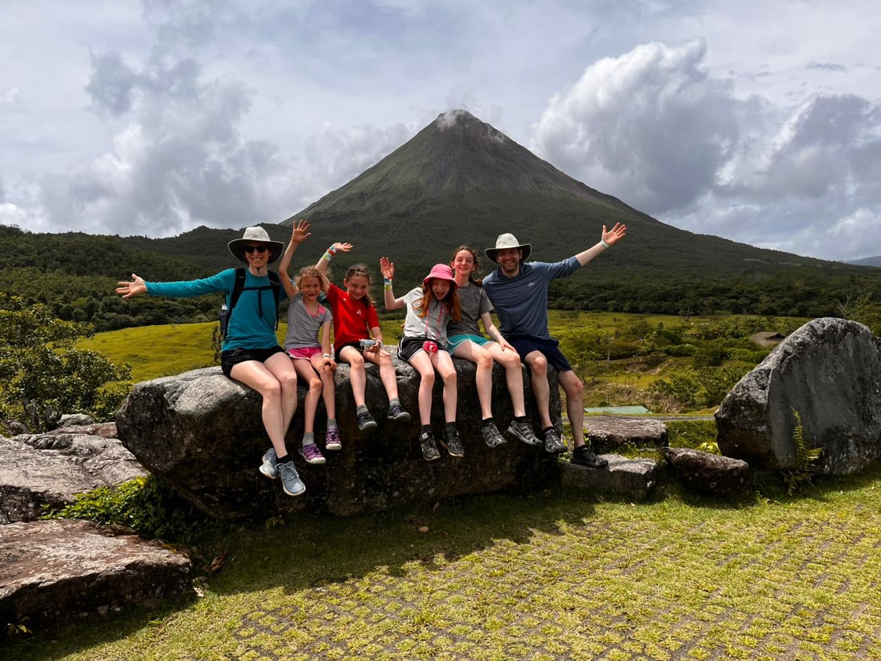 Happy family with Arenal Volcano in full view — La Fortuna, Costa Rica